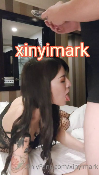 网红OnlyFans终极炮王【信义Mark】约战连体黑丝露脸辣妹