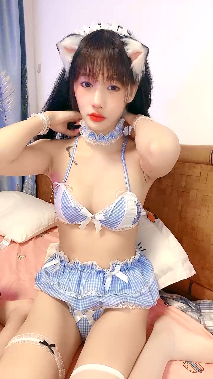 软绵绵的乖巧妹子，露脸白丝情趣装诱惑狼友