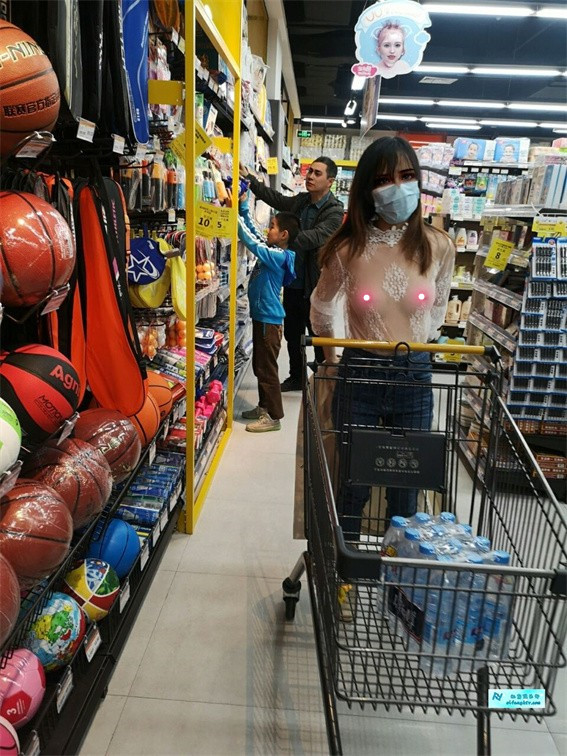 露出女神 玉林露出人妻『娇娇』白天全裸行走收获目光无数