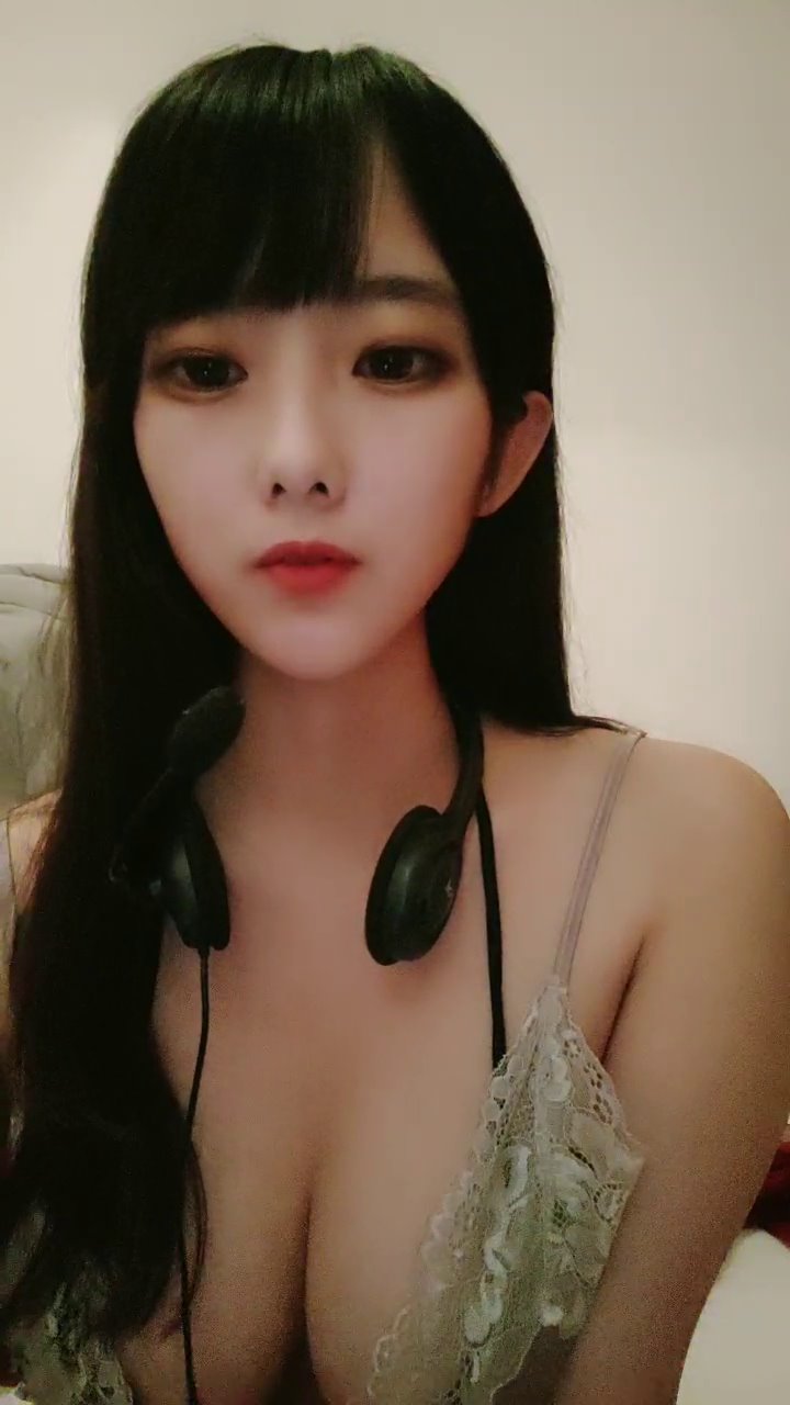 可爱妹子【声优小魅魔】改名【电台女主播】重出江湖