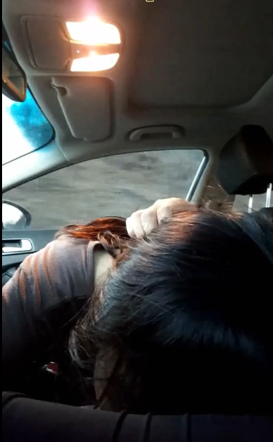 艺高人胆大⭐美女边开车边吃鸡边露出 太刺激了