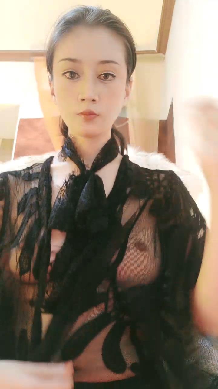 长的像热巴的骚女人，全程露脸高颜值黑丝情趣诱惑