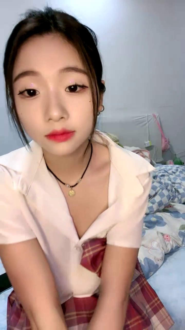 纯欲系极品美少女！甜美又淫骚