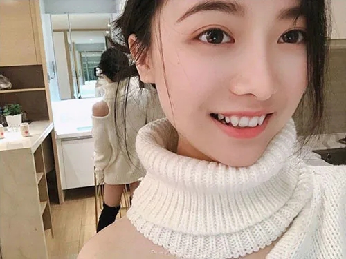 传媒大学校花级妹子-朱姝君 背着男友 和富二代视频流出被疯传