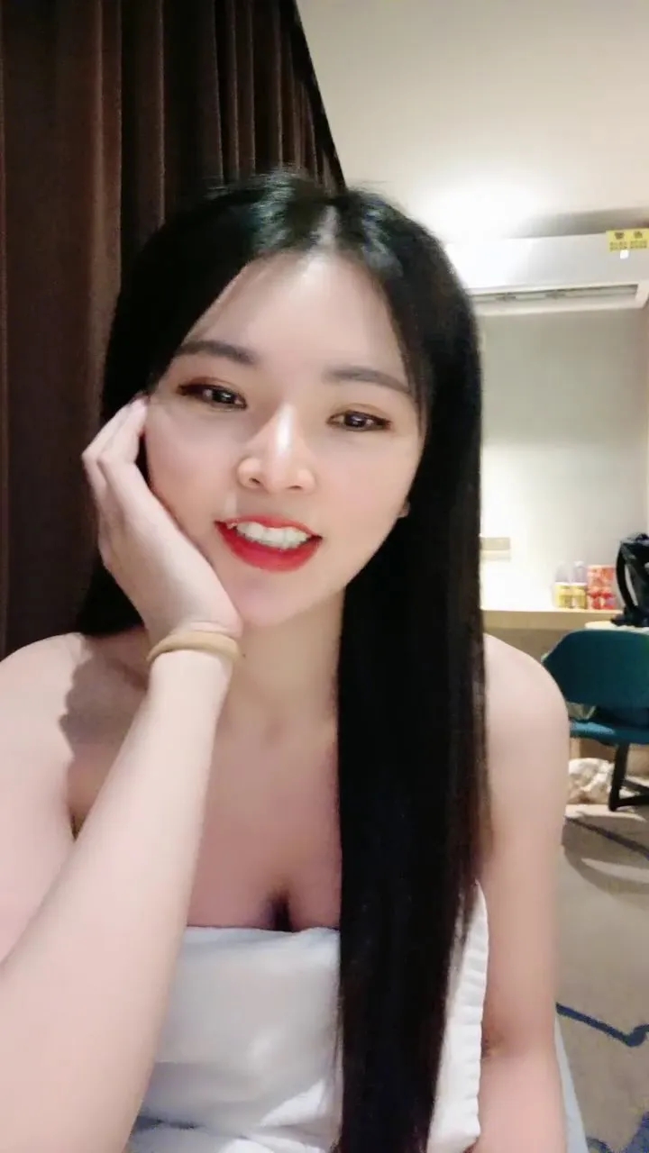 OL风御姐酒店自慰！衬衣包臀裙热舞