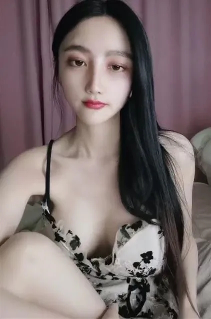 长发高颜值妹子，脱光光傲人身材，热舞搔首弄姿