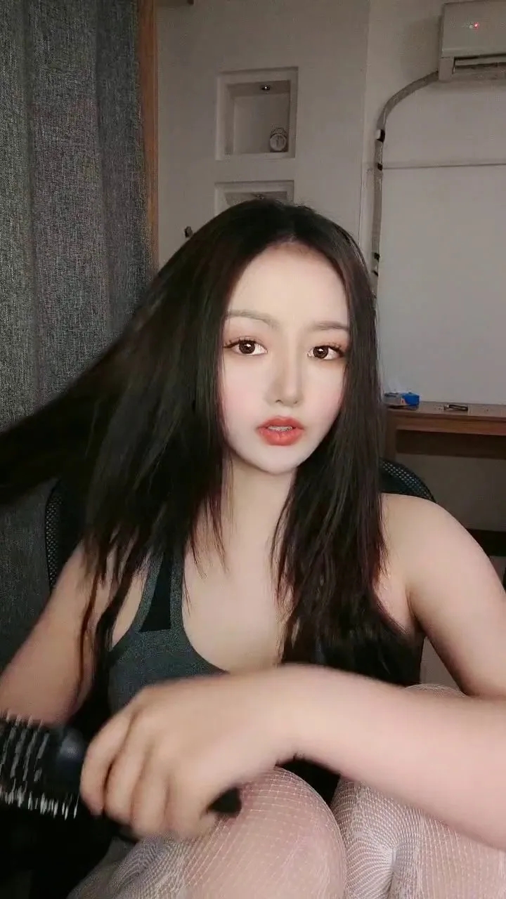 雪莉小可爱！网红美女！骚逼刮完毛再操