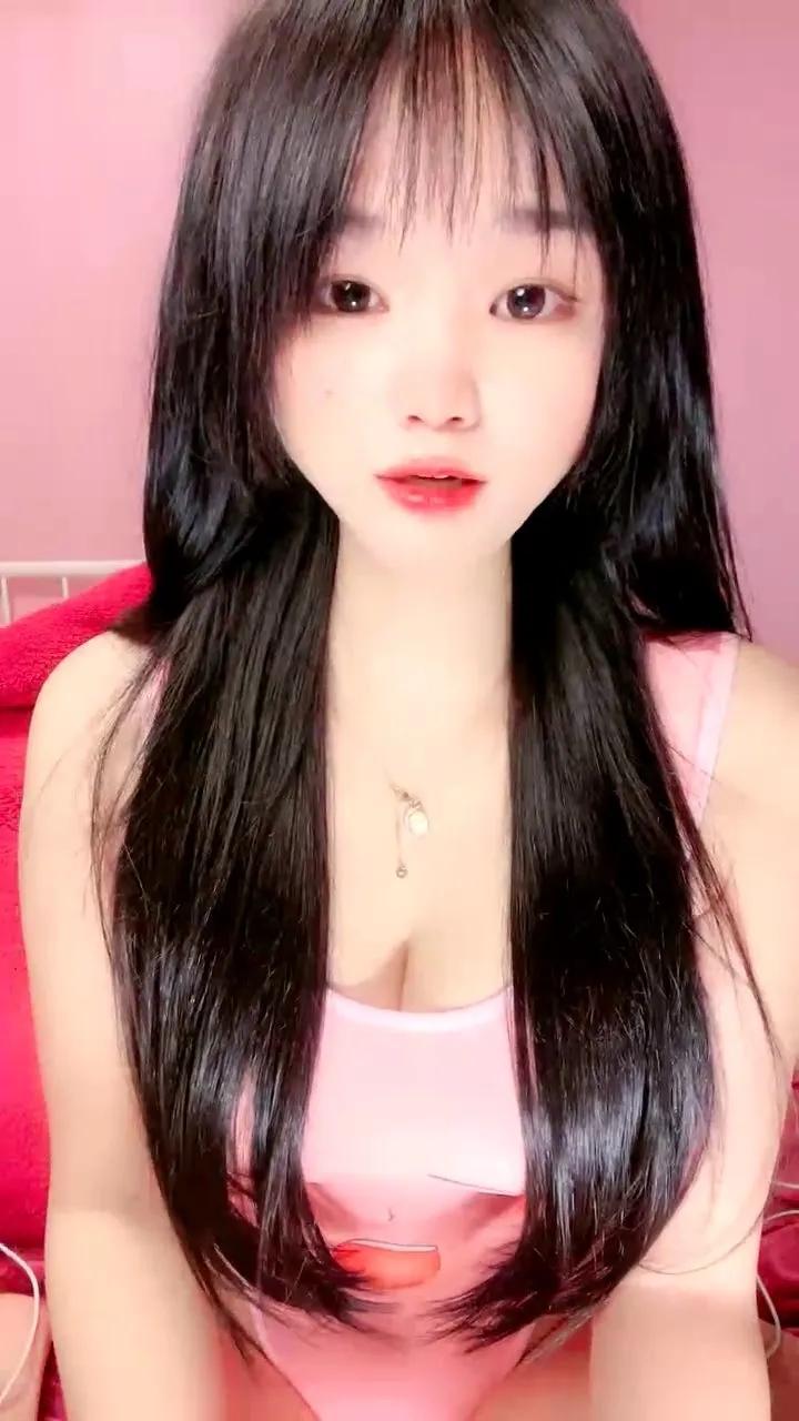 卡哇伊萌妹妹！死库水扎起双马尾，一线天肥逼