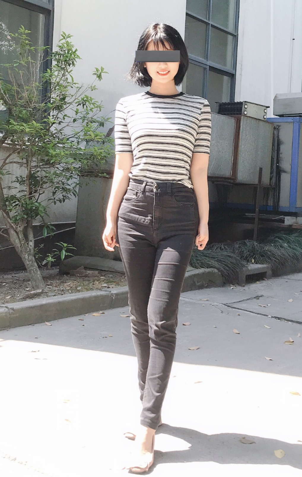 云盘高质露脸泄密！青岛公司管理层，清爽干练短发美女【霞姐】不雅露脸性爱自拍，很反差呀