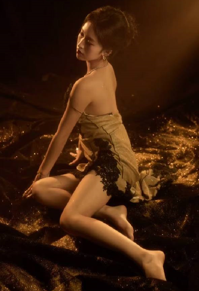 约啪大神【Nic学长】付费露脸福利，学生妹双飞，大嘴巴子皮鞭飞舞，无套内射！