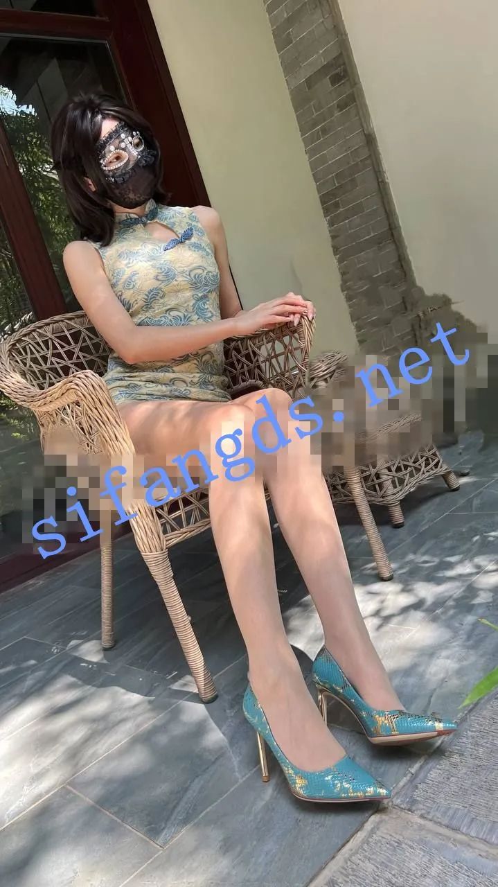 超极品大长腿人妻【跳跳羊】11月最新庭院露出的旗袍美人妻