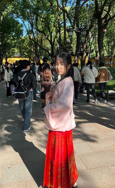 天津骚货李彤彤约炮视频流出❤️含屌玩手机还不够 边干边用跳蛋狂震嫩穴 简直骚到骨子里！