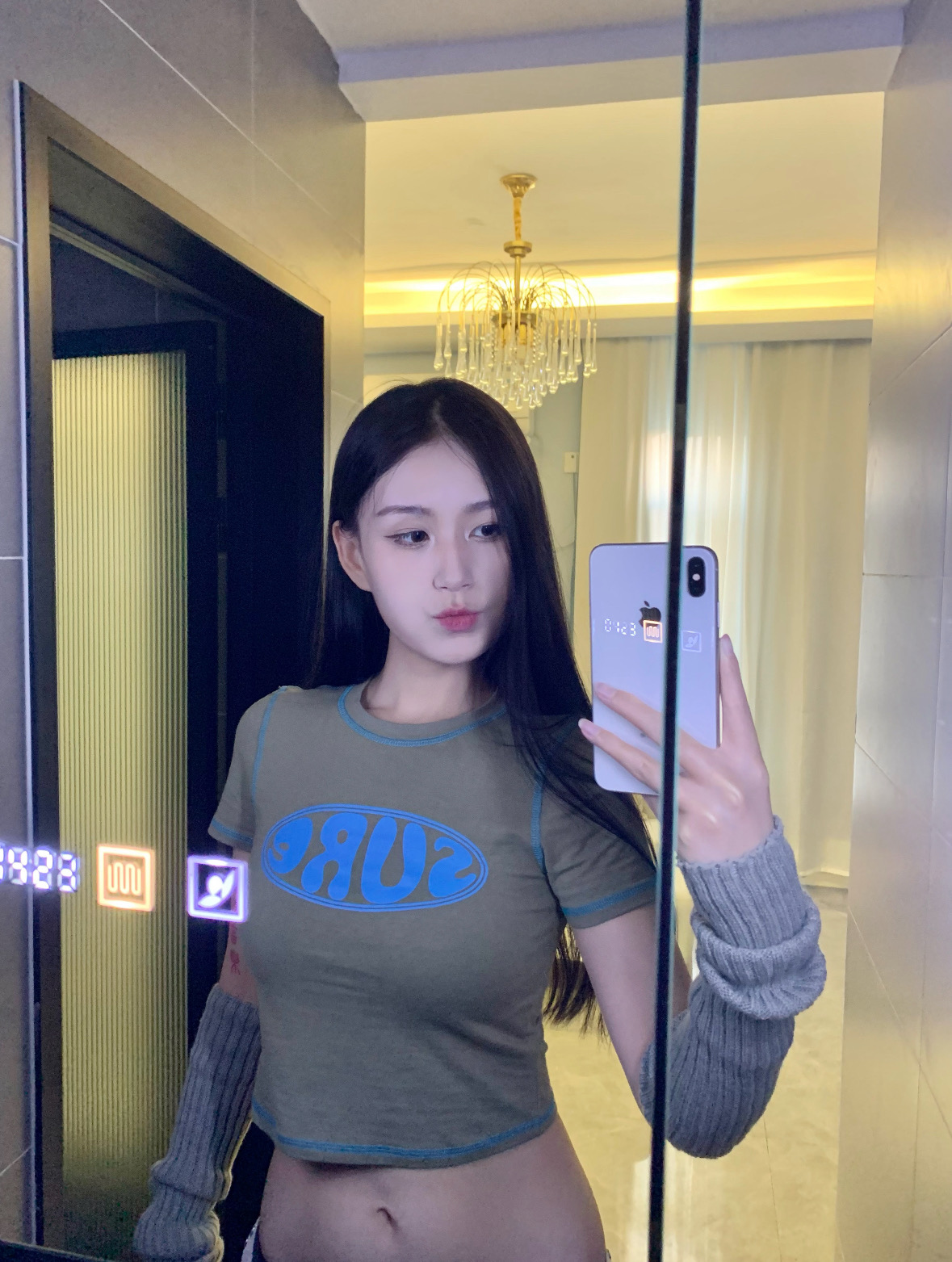 高颜值美人，青春靓丽❤️爱吃大鸡巴，被男友无情暴肏！