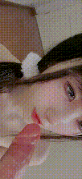 唇红齿白极品可爱嫩妹【小欲】高价一对一在线网调，脸穴同框自慰白虎穴