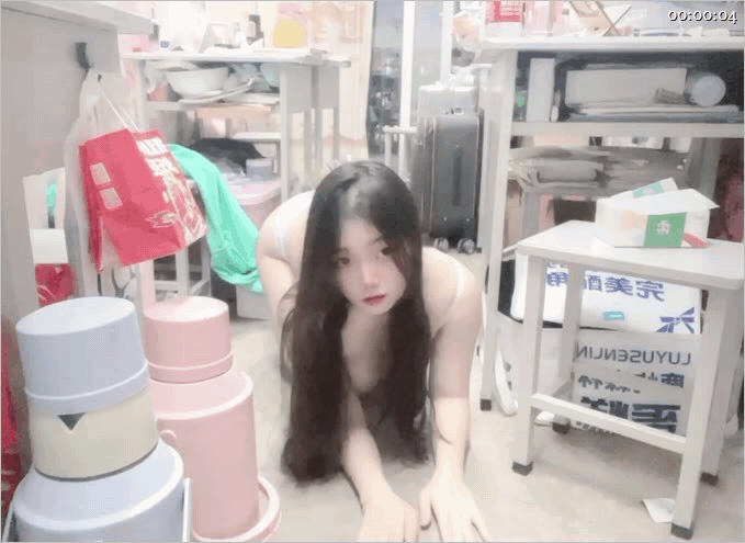 【户外露出】【小坦克】露脸巨乳高颜值大学生声音嗲的一批，宿舍自慰，户外露出,喝尿，私下极度反差是个露出癖