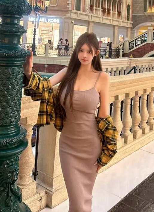 【S级泄密】最新流出空降女名媛和金主酒店激情，网红脸巨乳身材很极品，满背符文后入的时候视觉冲击感很强口活一看就很好包裹感极强