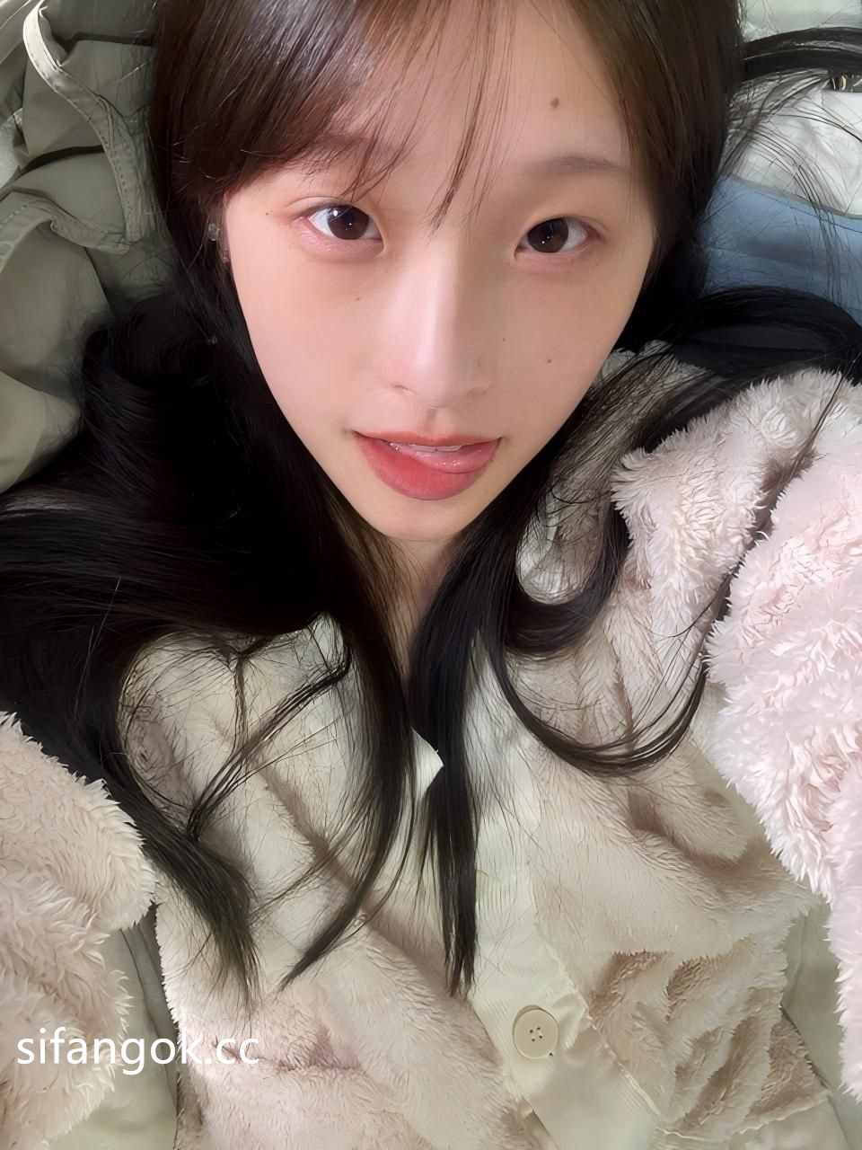 身材纤细长发大学生嫩妹被土豪包养，日常调教啪啪，宿舍裸身自摸给金主爸爸看