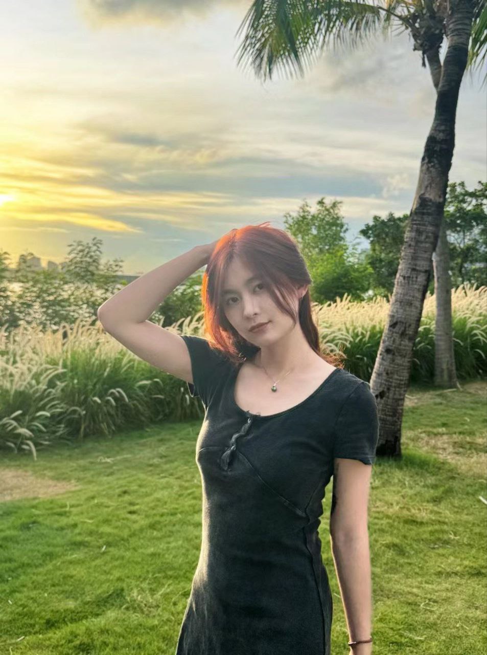 【S级泄密】重庆的高颜值反差美女「林瑶」开档黑丝，性感撩人，深情地为男友口交，跨坐在男友身上，忘我地摇晃着身体（10V）