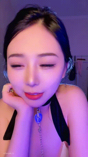 有颜值有身材，骚气十足【御姐西西】定制福利，毛很浓密塞跳蛋丝滑裸舞挑逗(8V)