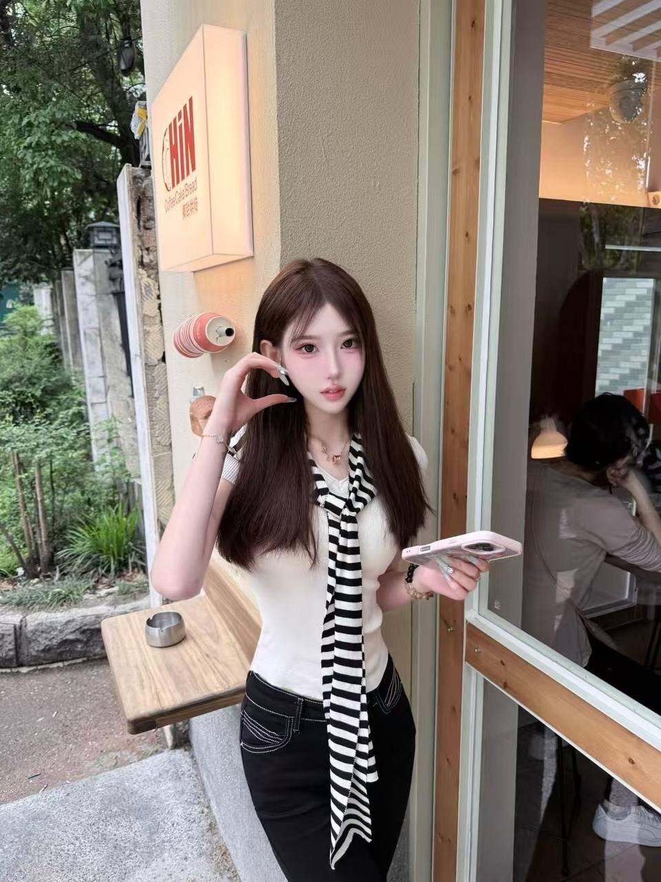 【S级泄密】成都御萝双修少女，人前是在抖音爱臭美的网红小姐姐，一进卧室秒变小母狗跪求待哺，伸着舌头嘴里喊着还要爸爸艹我7V