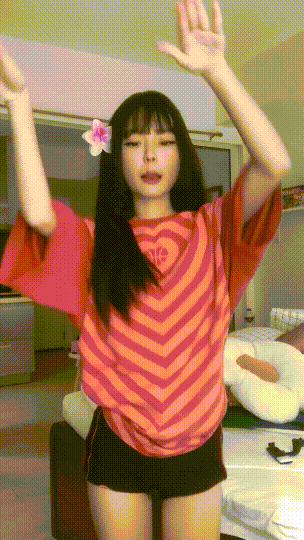 可欲可甜身材娇小美眉露脸与男友做爱自拍，主打就是青春嫩嫩的