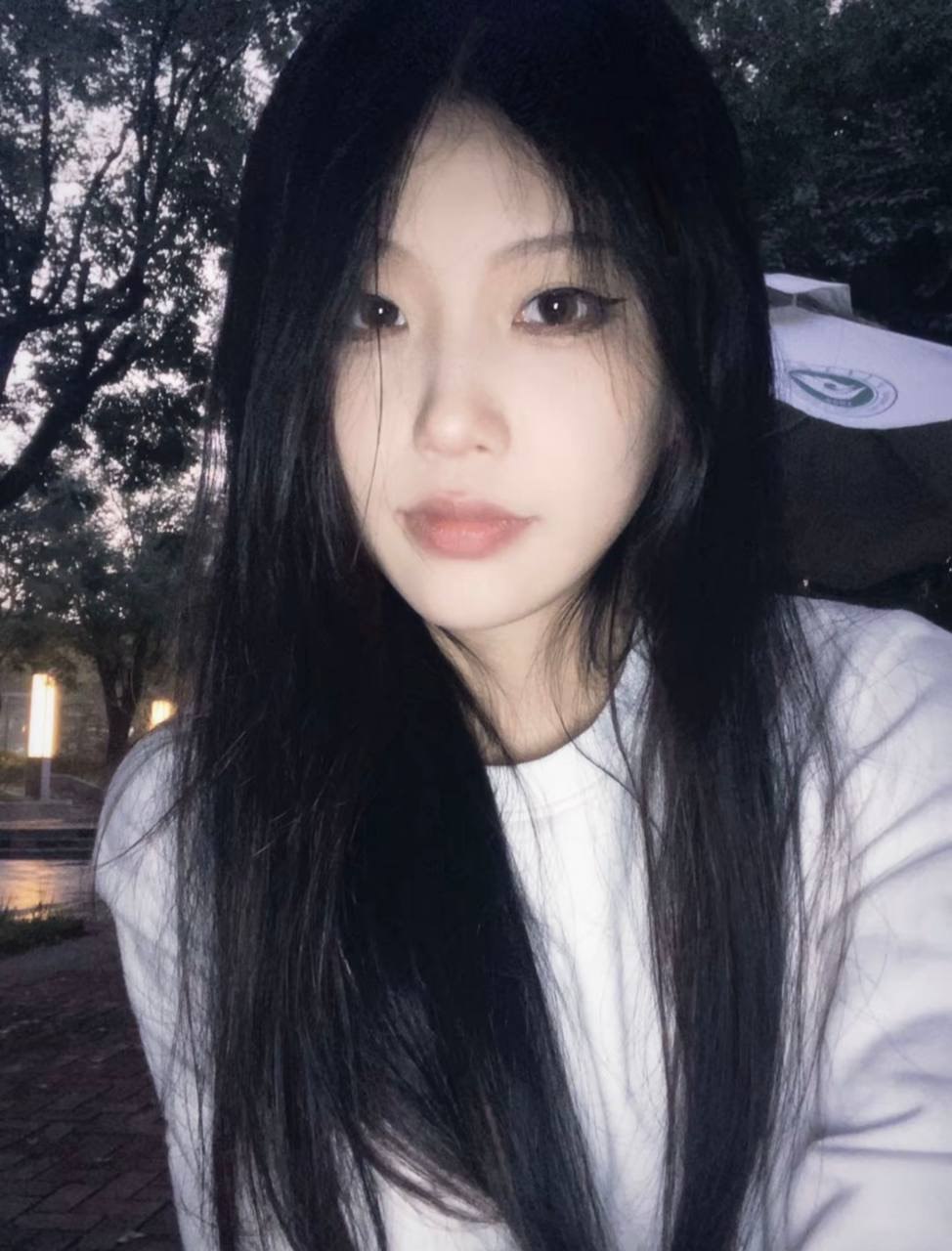 ⚫️【苹果原相机云端泄密】南京唇钉气质潮妹【吴莉颖】露脸性爱，女仆装无毛全自动高潮脸(10V)