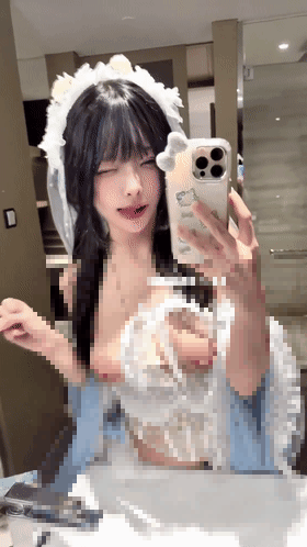 网红 一團小喵喵-2 清纯 上面正常直播跳舞 下面半裸裸舞