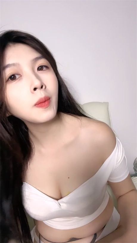 ❣️推荐❣️颜值嫩妹【兜兜】奶圆逼粉，少毛蝴蝶穴，道具自慰高潮，自摸潮喷，小穴紧致6V