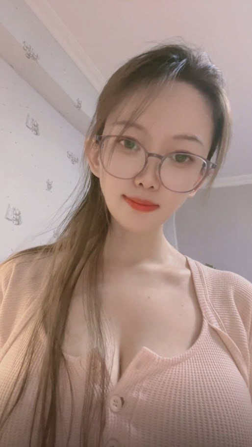 ❤️❤️抖音12万粉眼镜妹【维她】，豪乳揉搓粉穴自慰，水真多呀，诱惑拉满【12V】