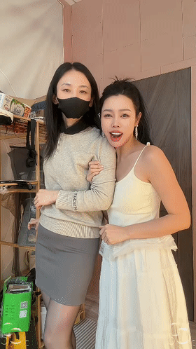 ❤️❤️快手A8熟女【我是岛姐妈妈】最新付费定制，丝足诱惑＋风骚自慰手指扣穴掰穴特写流白浆 无水印【6V】